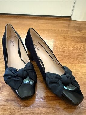 NYC Black Bow-Trim Mid Heel Pumps